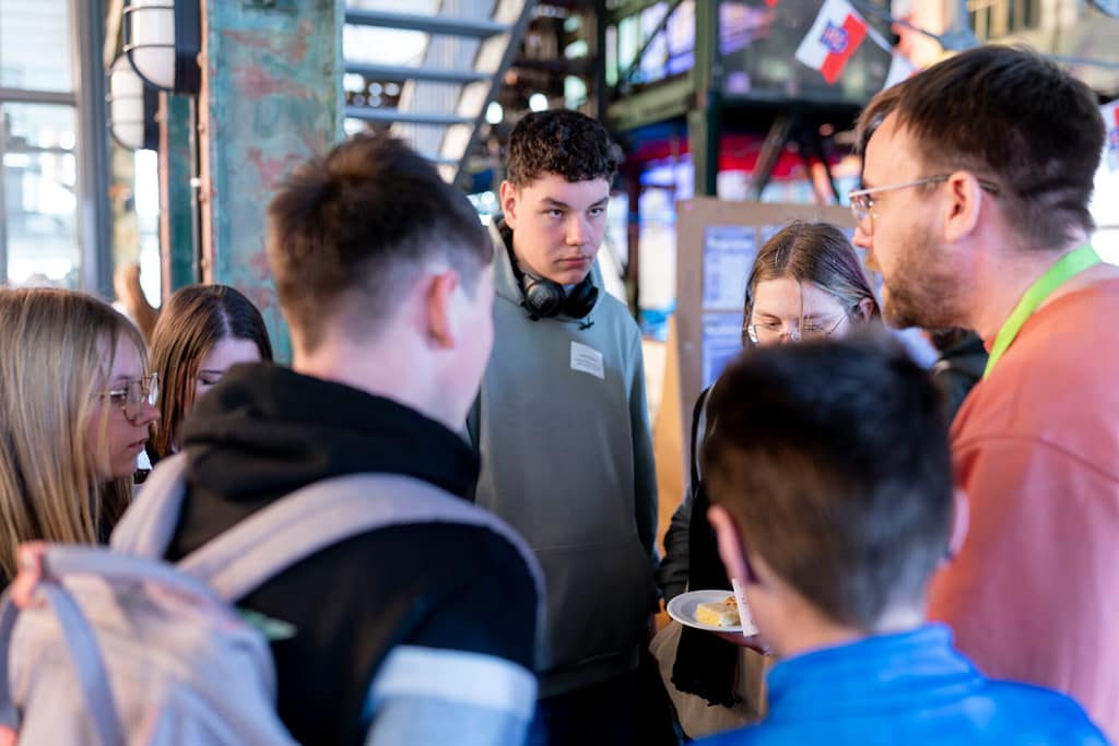 Foto zeigt Jugendliche bei der Fachtagung 2026 in der Imaginata Jena. Sie sind im Gespräch.